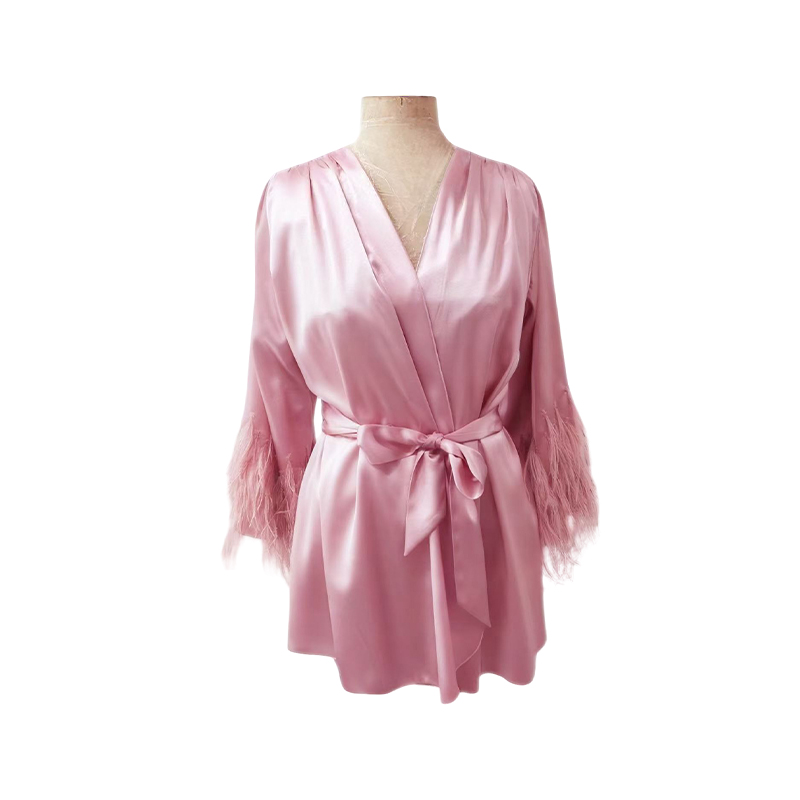 How can silk women's pajamas maintain a comfortable feeling in all seasons?